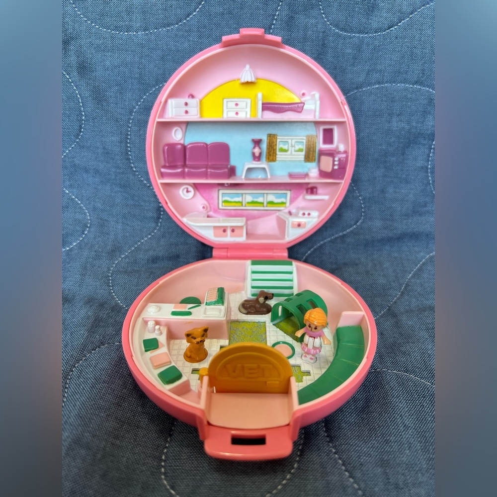 Polly Pocket Buttons' Animal Hospital Vet 100% COMPLETE Bluebird Toys 1989